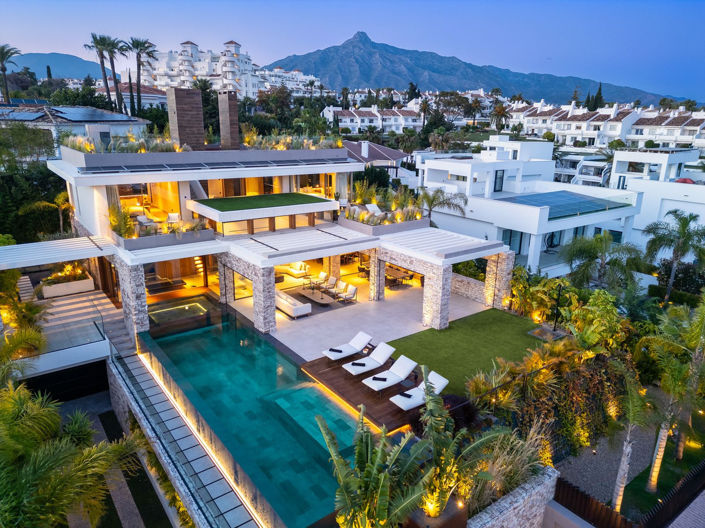 Image No.1-5 Bed Property for sale