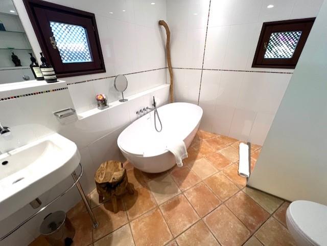 Image No.25-4 Bed Chalet for sale