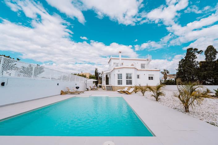 Image No.1-5 Bed Villa / Detached for sale