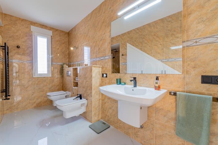 Image No.37-4 Bed Villa / Detached for sale