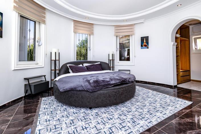 Image No.18-5 Bed Villa for sale