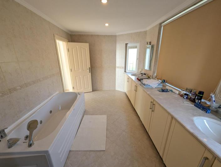 Image No.10-5 Bed Villa for sale