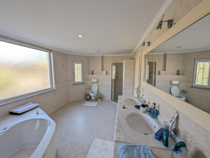 Image No.18-5 Bed Villa for sale