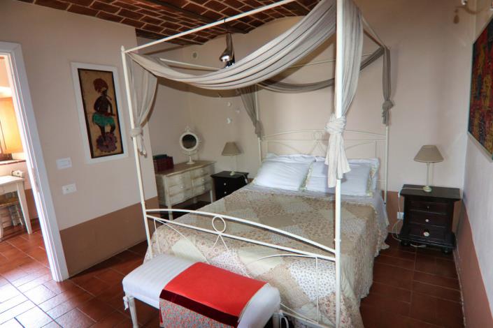 Image No.22-6 Bed Country House for sale