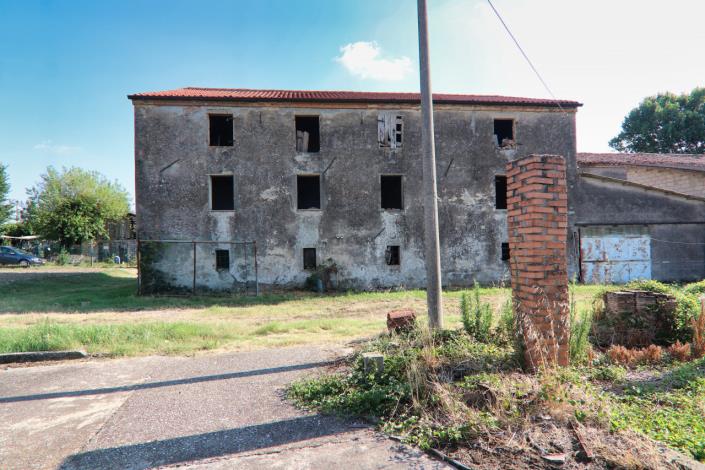 Image No.8-1 Bed Farmhouse for sale