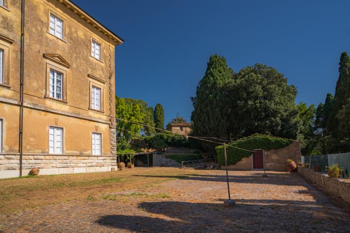 Image No.7-12 Bed Villa for sale