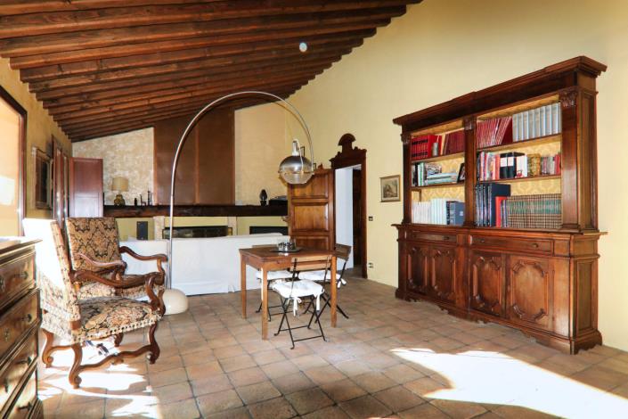 Image No.22-7 Bed Property for sale