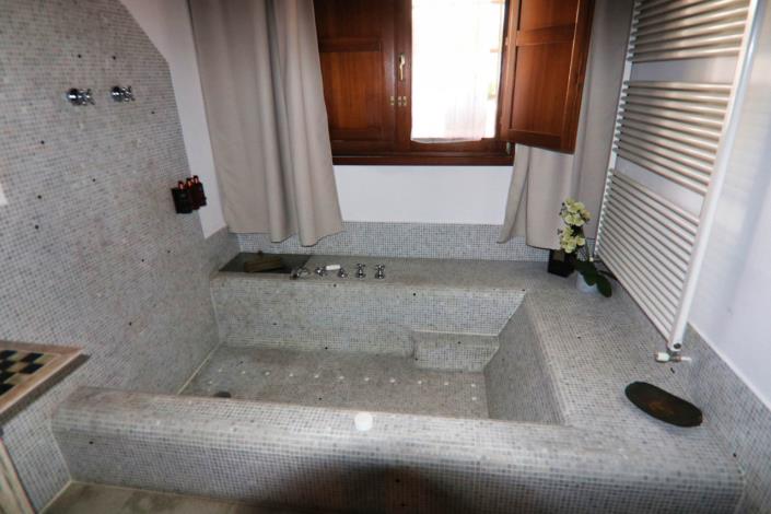 Image No.30-7 Bed Property for sale