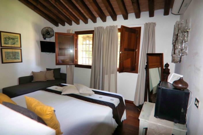 Image No.34-7 Bed Property for sale