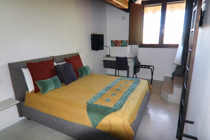 Image No.51-7 Bed Property for sale