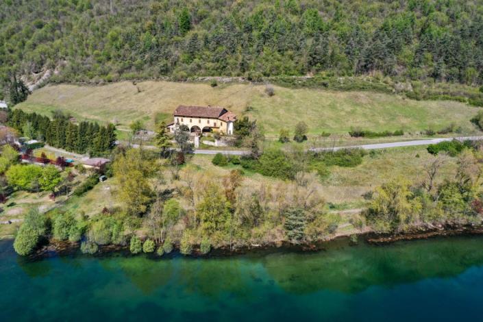 Image No.3-8 Bed Property for sale