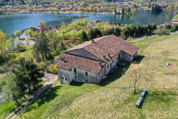 Image No.10-8 Bed Property for sale