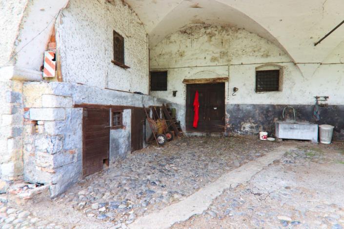 Image No.21-8 Bed Property for sale