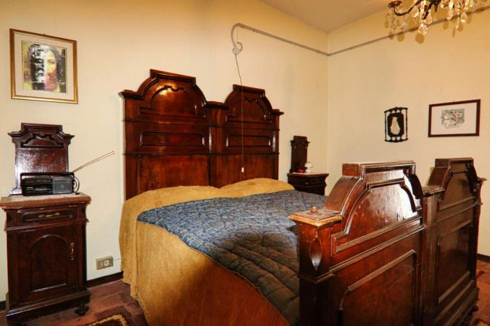 Image No.50-8 Bed Property for sale