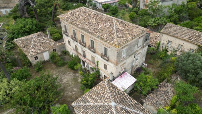 Image No.3-11 Bed Villa for sale