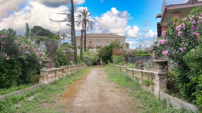 Image No.15-11 Bed Villa for sale