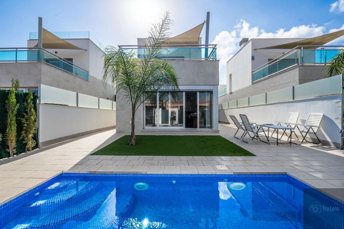 Image No.1-3 Bed Villa / Detached for sale