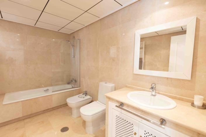 Image No.12-4 Bed Villa / Detached for sale