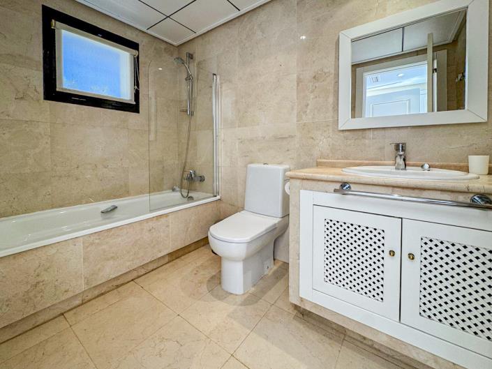 Image No.42-4 Bed Villa / Detached for sale