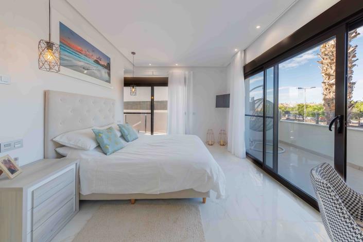 Image No.10-3 Bed Townhouse for sale