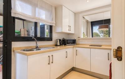 Kitchen_Entrance_High_End