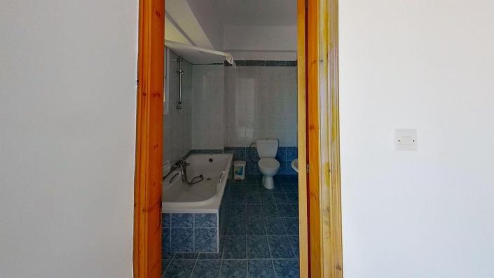 Image No.18-4 Bed House for sale