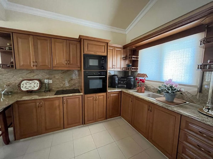 Image No.8-5 Bed House for sale