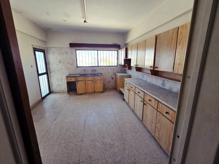 Image No.3-12 Bed Property for sale