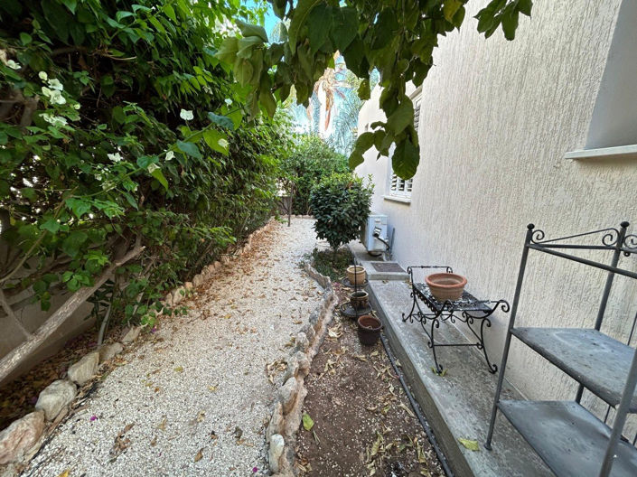 Image No.17-2 Bed Property for sale