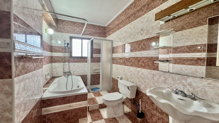 Image No.24-6 Bed House for sale