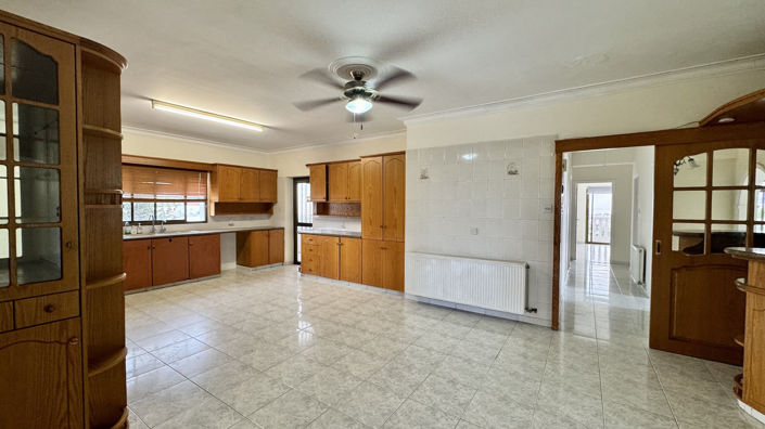 Image No.8-6 Bed House for sale