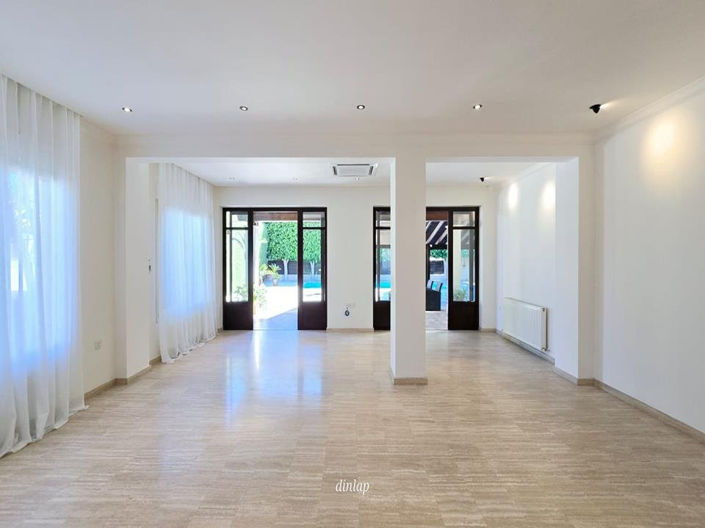 Image No.2-8 Bed Villa for sale