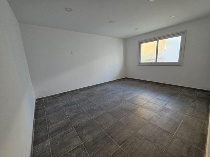 Image No.8-Propriété de 4 chambres à vendre à Peyia