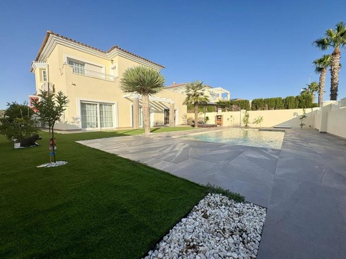 Image No.1-4 Bed Villa for sale