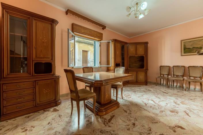 Image No.5-2 Bed House for sale