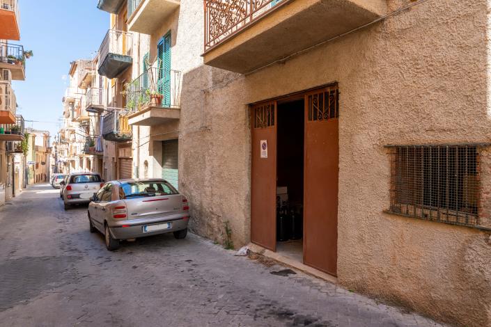 Image No.25-2 Bed House for sale