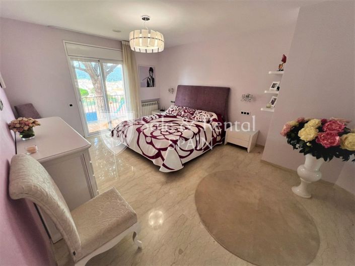 Image No.8-10 Bed Villa for sale