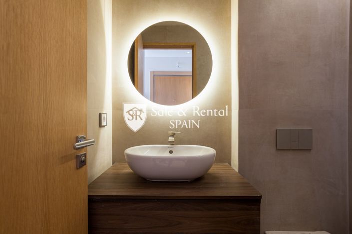 Image No.43-4 Bed Flat for sale