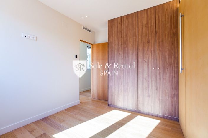 Image No.44-4 Bed Flat for sale