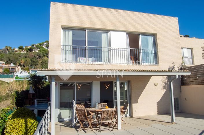 Image No.12-5 Bed Property for sale