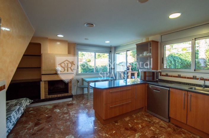 Image No.19-5 Bed Property for sale