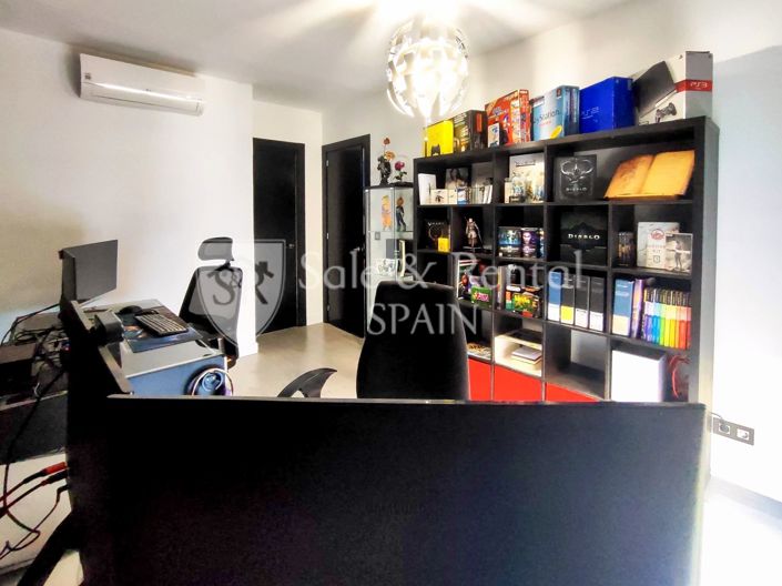 Image No.24-4 Bed Flat for sale