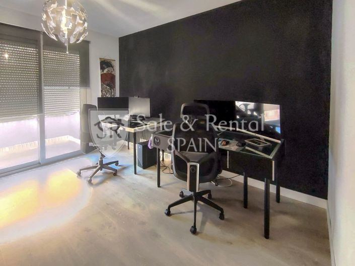 Image No.25-4 Bed Flat for sale