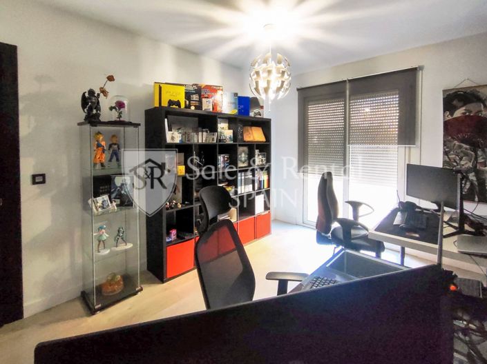 Image No.33-4 Bed Flat for sale