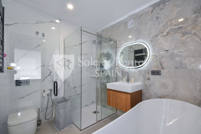 Image No.10-9 Bed Villa for sale