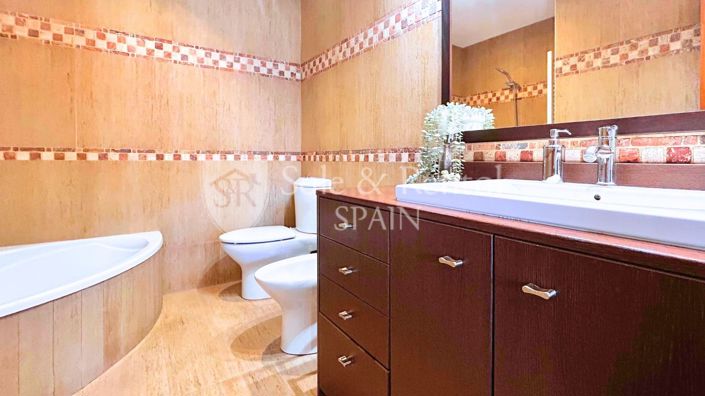 Image No.27-3 Bed Flat for sale