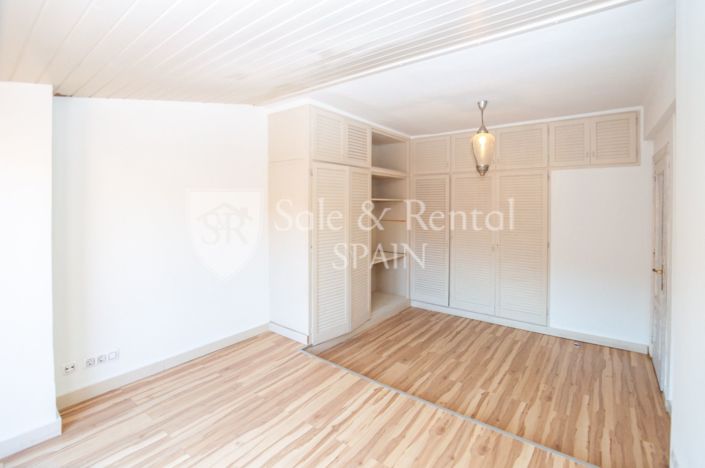 Image No.35-4 Bed Flat for sale