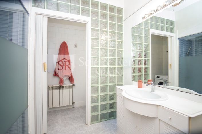 Image No.20-4 Bed Flat for sale