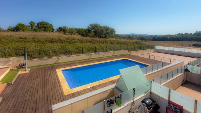 SPACIOUS AND BRIGHT APARTMENT WITH POOL AND TERRACE IN LLAGOSTERA