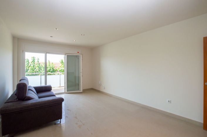 Image No.15-3 Bed Flat for sale